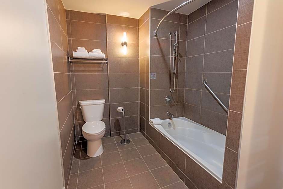 Travelodge Hotel & Convention Center by Wyndham Quebec City