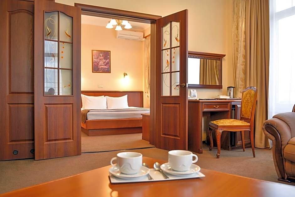 Готель Дніпро Dnipro Hotel