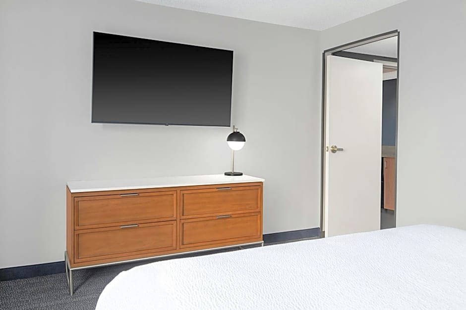 Courtyard by Marriott Cleveland Airport South