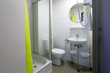 Family Room (2 Adults + 2 Children)