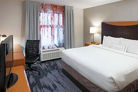 King Room with Adapted Tub - Mobility Accessible