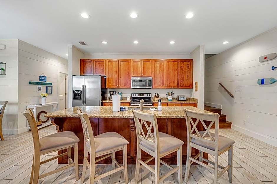 TRUE BLUE-Coastal cottage-3 min walk to beach! POOL!