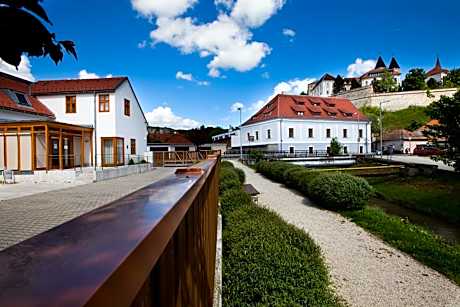 Gizella Hotel and Restaurant