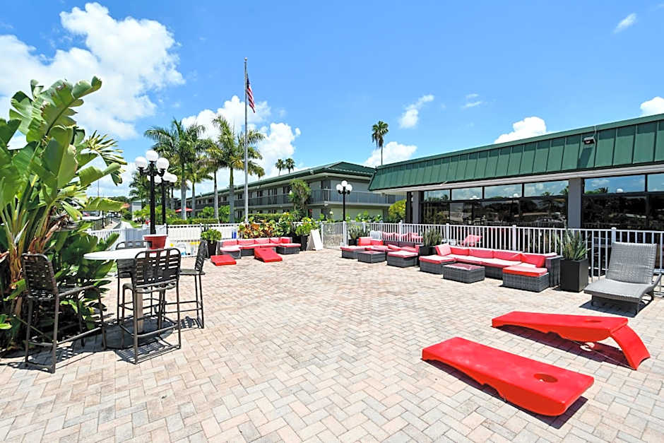Remodeled, Huge Pool, Tiki Bar & Grill, Quiet Room
