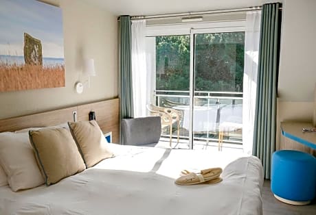  Double Room with Balcony and Garden View 