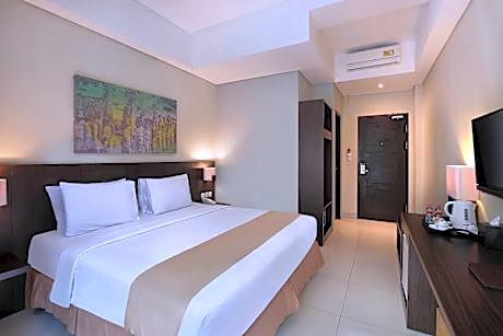 Deluxe Poolside King Room