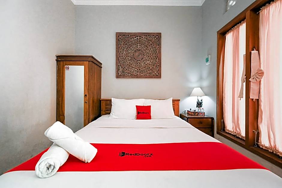 RedDoorz near Mertasari Beach 2