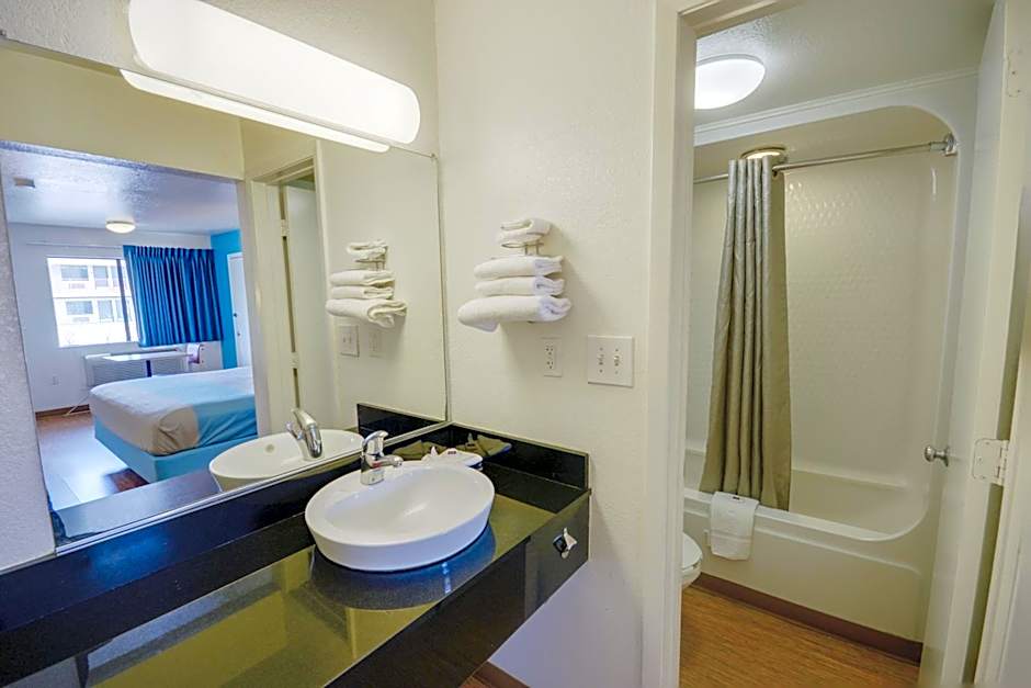 Motel 6-Webster, TX - Houston - Nasa Lake