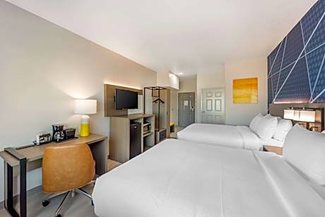 Quadruple Room with Two Queen Beds - Non Smoking