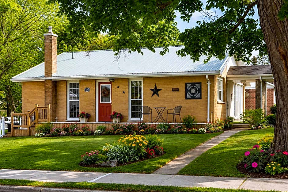 Downtown Picton Retreat - Near Sandbanks and Wineries