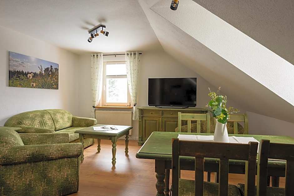 Ferienanlage Zum Silberstollen 2 Häuser am Berg Polderhof und Weißeritzhütte