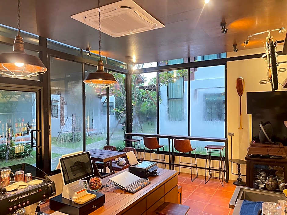 Baanrongmai Canal Front Cafe & Homestay 