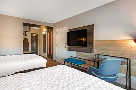 Queen Room with Two Queen Beds - Hearing Access