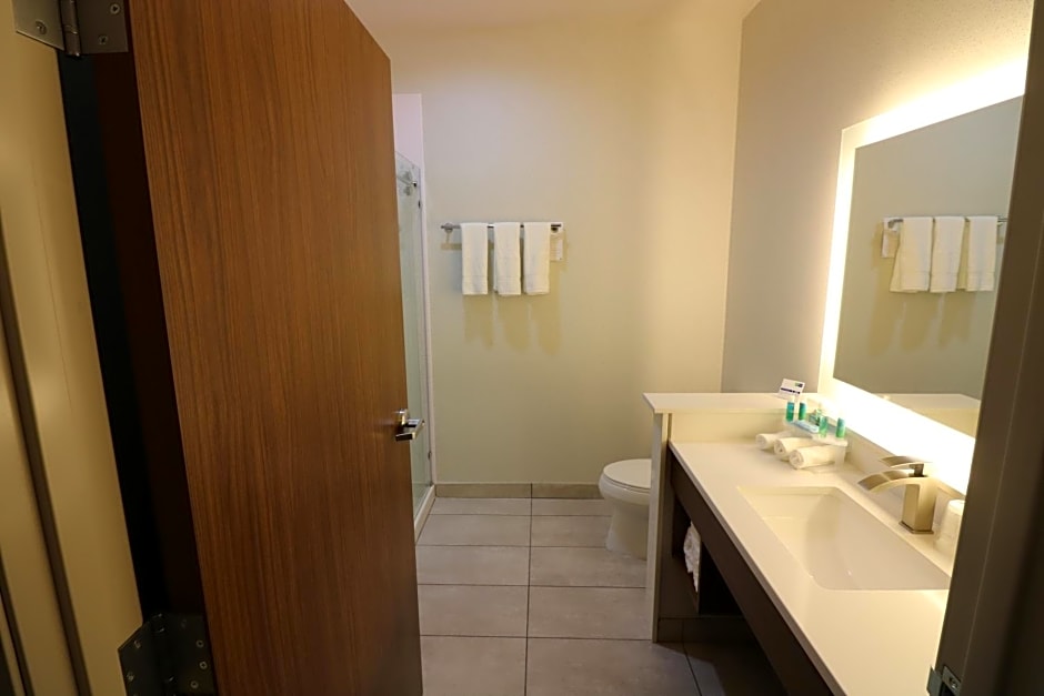 Holiday Inn Express & Suites COFFEYVILLE