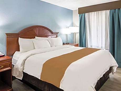 1 King Bed, Smoking