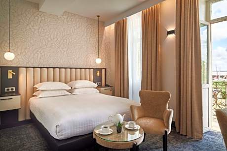 Junior King Suite with Sofa Bed