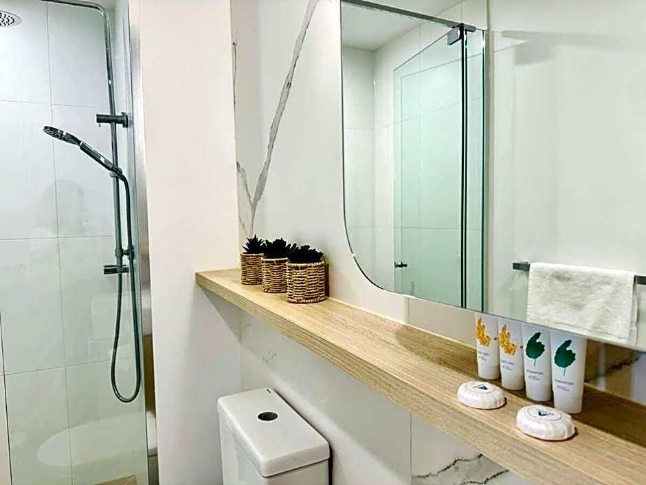 Chic 1BR Apt Urban Retreat Pool Parking Gym