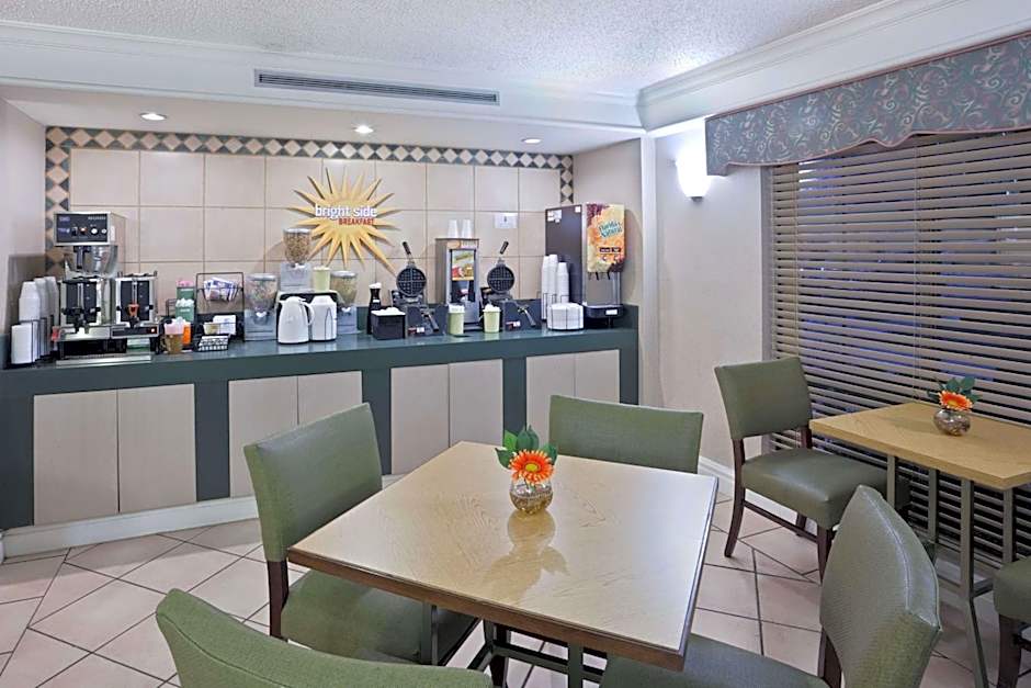 La Quinta Inn by Wyndham Omaha West