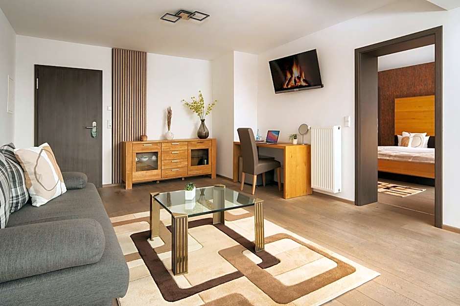 Hotel Vier Jahreszeiten an der Therme & Kliniken Bad Krozingen Nähe Freiburg & Schwarzwald Ideal für Wellness Kur & Business Ausflüge 24h Check In- WLAN & Parken gratis