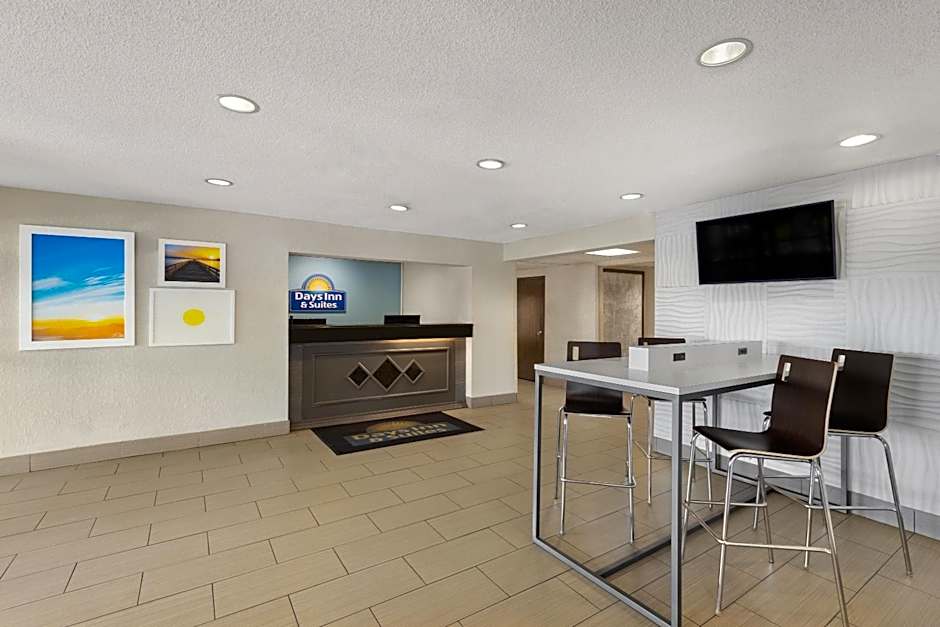 Days Inn and Suites by Wyndham Kansas City South