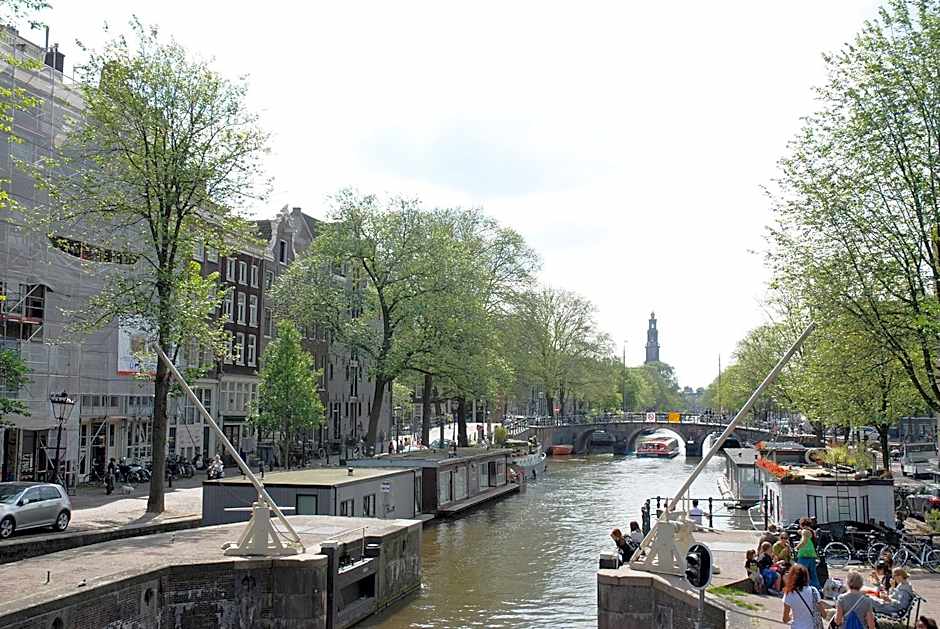 hip & stylish apartment in center, near trainstation, 15 min walk