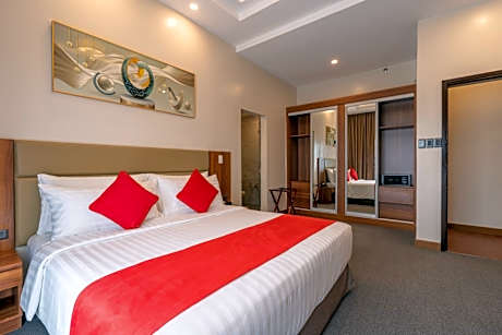 Presidential Suite with Three King Beds and Spa Bath - Non-Smoking