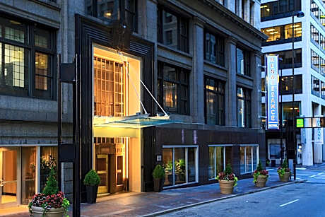 Renaissance by Marriott Cincinnati Downtown Hotel