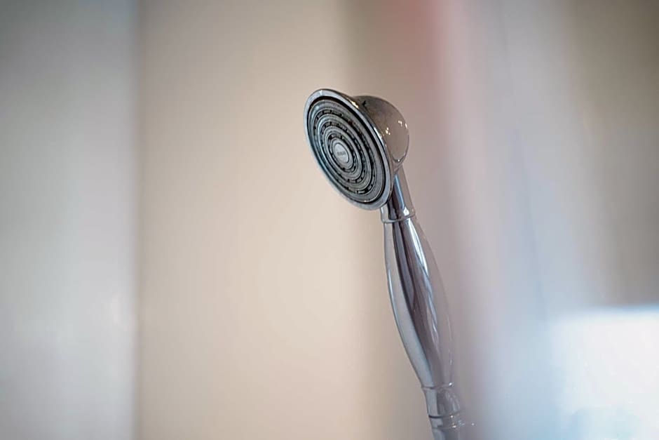 Prime location rooms in high street