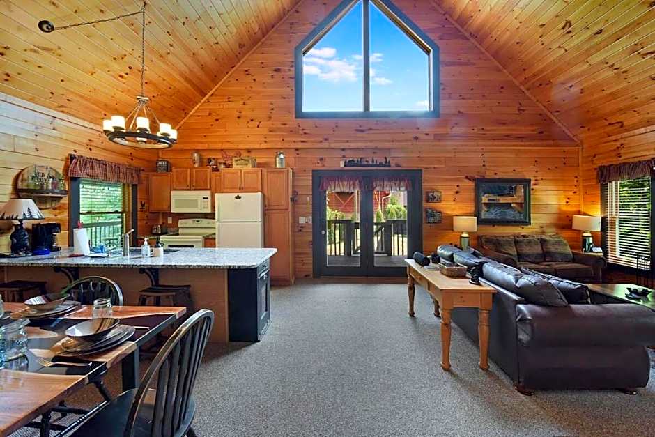 Ryes and Shine Bootlegger's Cabin! Hot Tub* Pool* Arcade* Billiards *EV * Pet Friendly