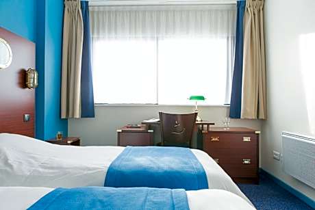 Twin Room with Port View