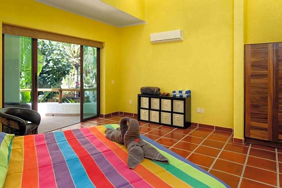 Villa Kiwi. Huge Pool, Steps To Town n Beach. 6 plus BRM 7.5 BTH 3 KCN