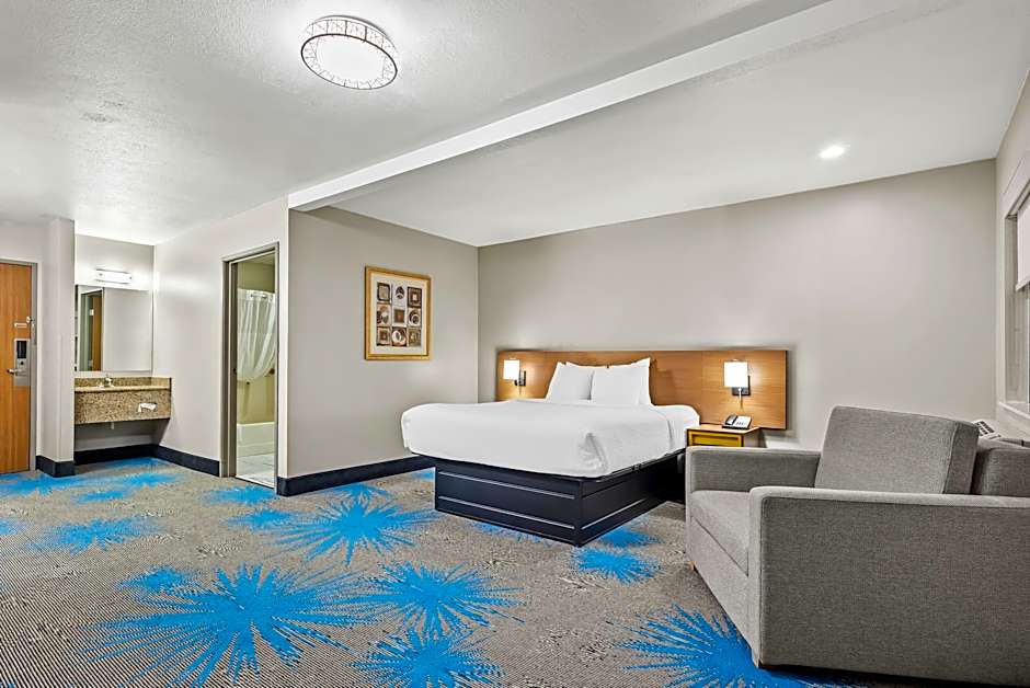 Photo 1 sur 5 de 1 Queen Bed, Mobility Accessible