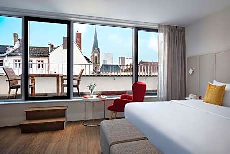 Deluxe Room with balcony with Extra Bed (2 Adults + 1 Child)
