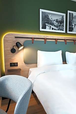 Standard Room - 1 Queen Bed