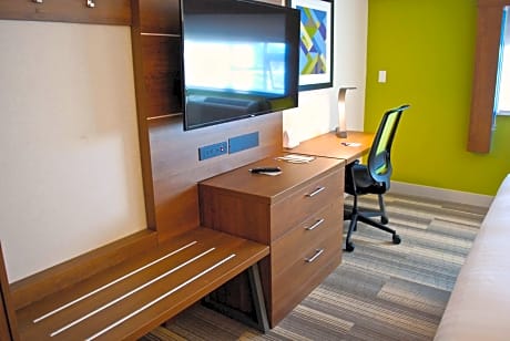 Queen Room - Wheelchair Accessible - Non-Smoking