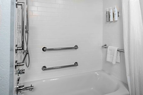 1 KING MOBILITY/HEARING ACCESS W/TUB NONSMOK...VIS FIREALRM/DOOR/PHN ALRT...HDTV/FREE WI-FI/HOT BRE