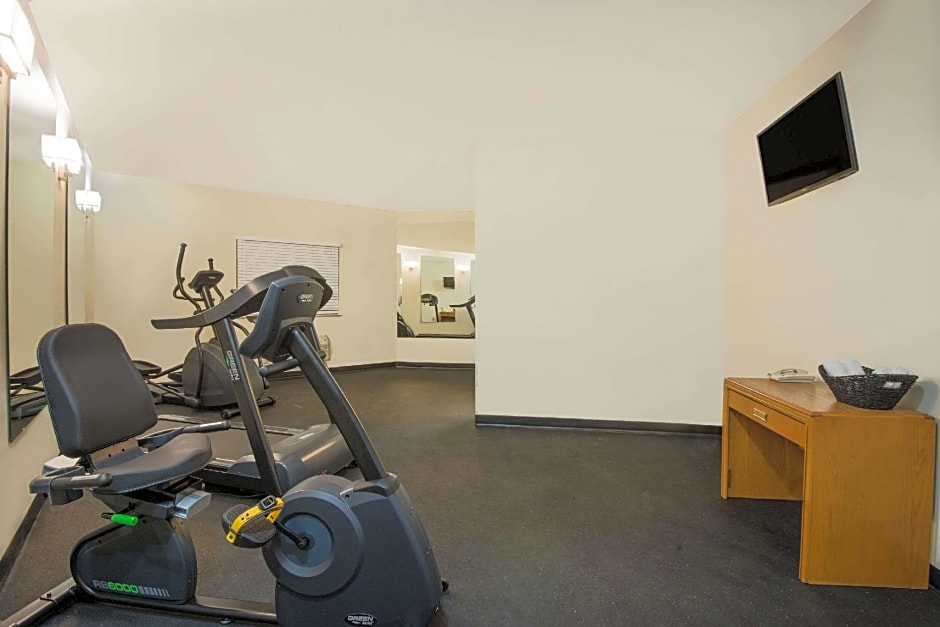 Super 8 by Wyndham Grove City