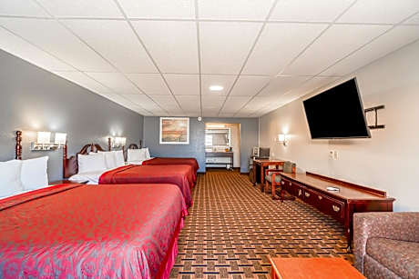 3 Queen Beds with Sofa Bed Non-Smoking