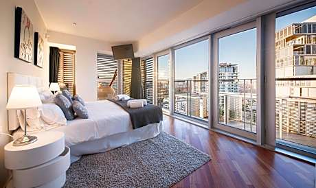 Deluxe Five-Bedroom Apartment with Sea View