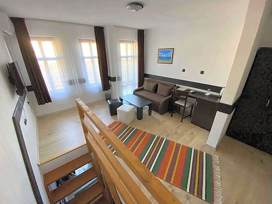 Апартхотел "Старият Град" в етнографски комплекс