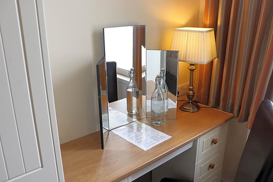 Lion Hotel & Studio Apartments