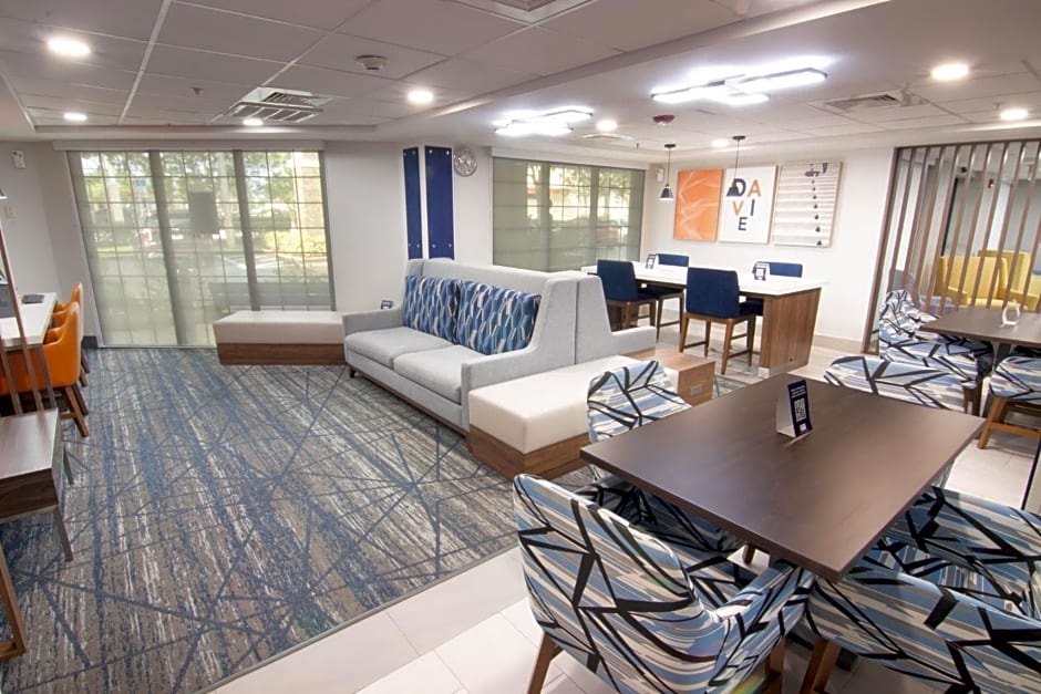Holiday Inn Express and Suites Fort Lauderdale Airport West By IHG