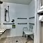 Holiday Inn Express & Suites Atlanta Perimeter Mall Hotel by IHG