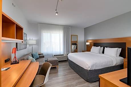 King Studio with Sofa Bed and Adapted Tub - Mobility Accessible