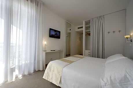 Double Room (1 Adult)