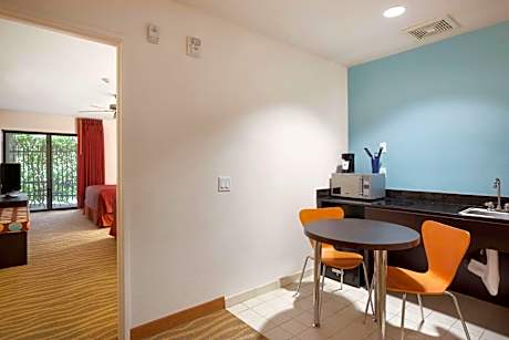 Queen Room with Two Queen Beds - Mobility Access/Non-Smoking (Ground Floor)