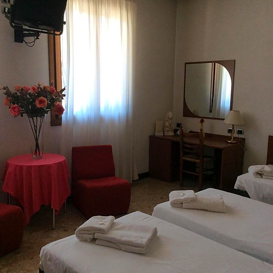 Hotel Pizzeria Ristorante "Al Leone"