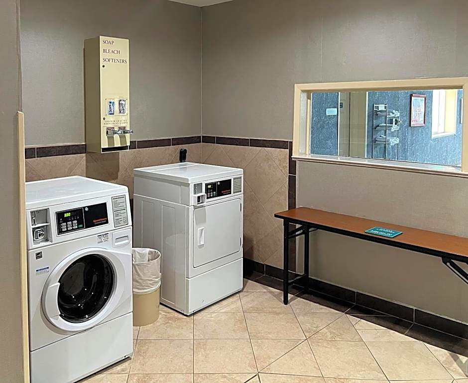 Quality Inn & Suites Grants - I-40