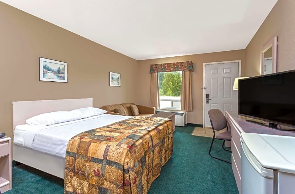 Super 8 by Wyndham Golden