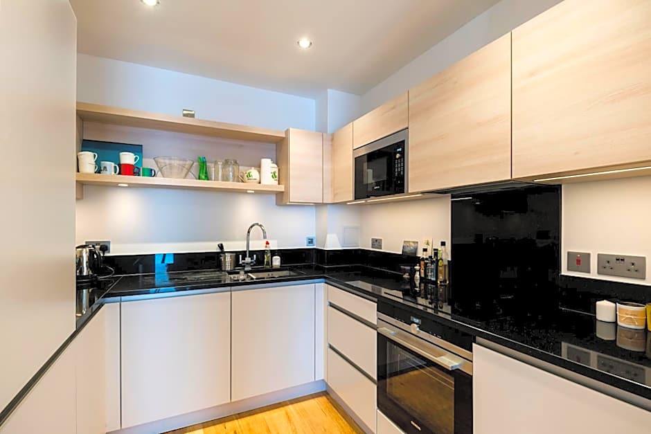 Portobello Apt with Floor-to-Ceiling Views